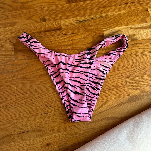 It’s now cool Brand. Bikini set from revolve - Picture 6 of 7